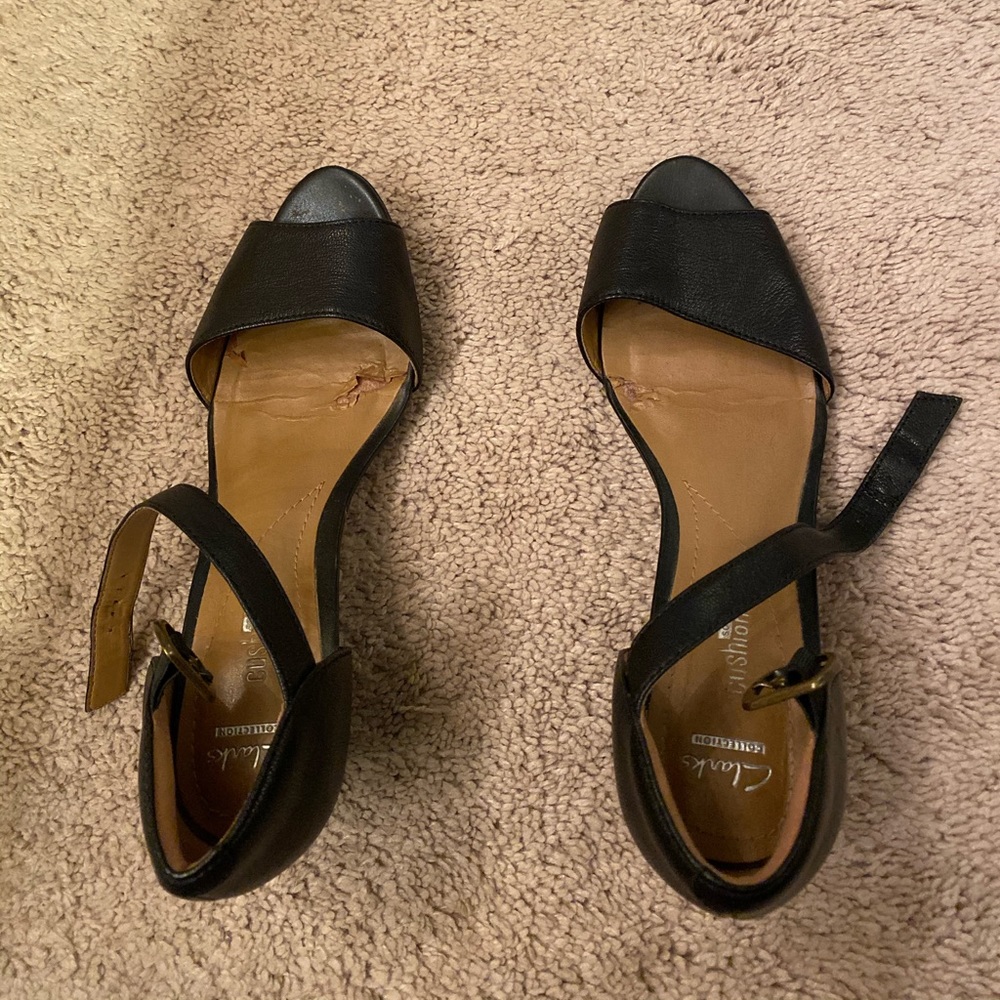 Clarks low heel strapped, open toe shoe